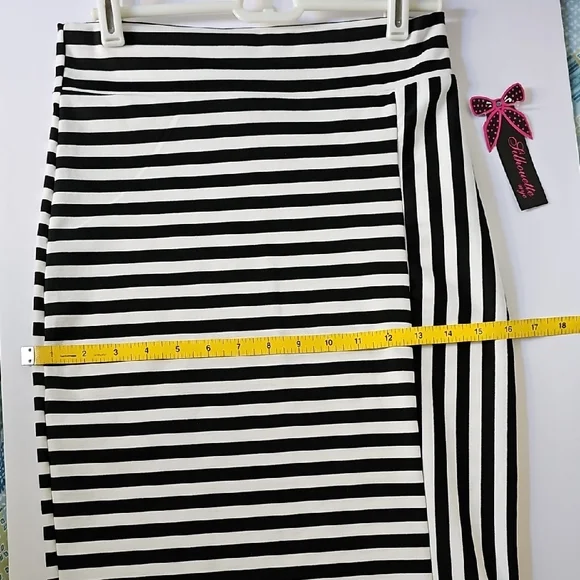 Silhouette Black and White Asymmetrical Pencil Skirt Knee-Length - Picture 11 of 13